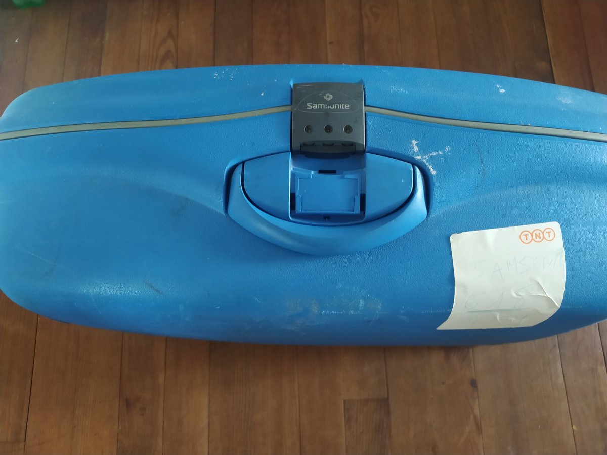 Une valise bleu vif de la marque Samsonite